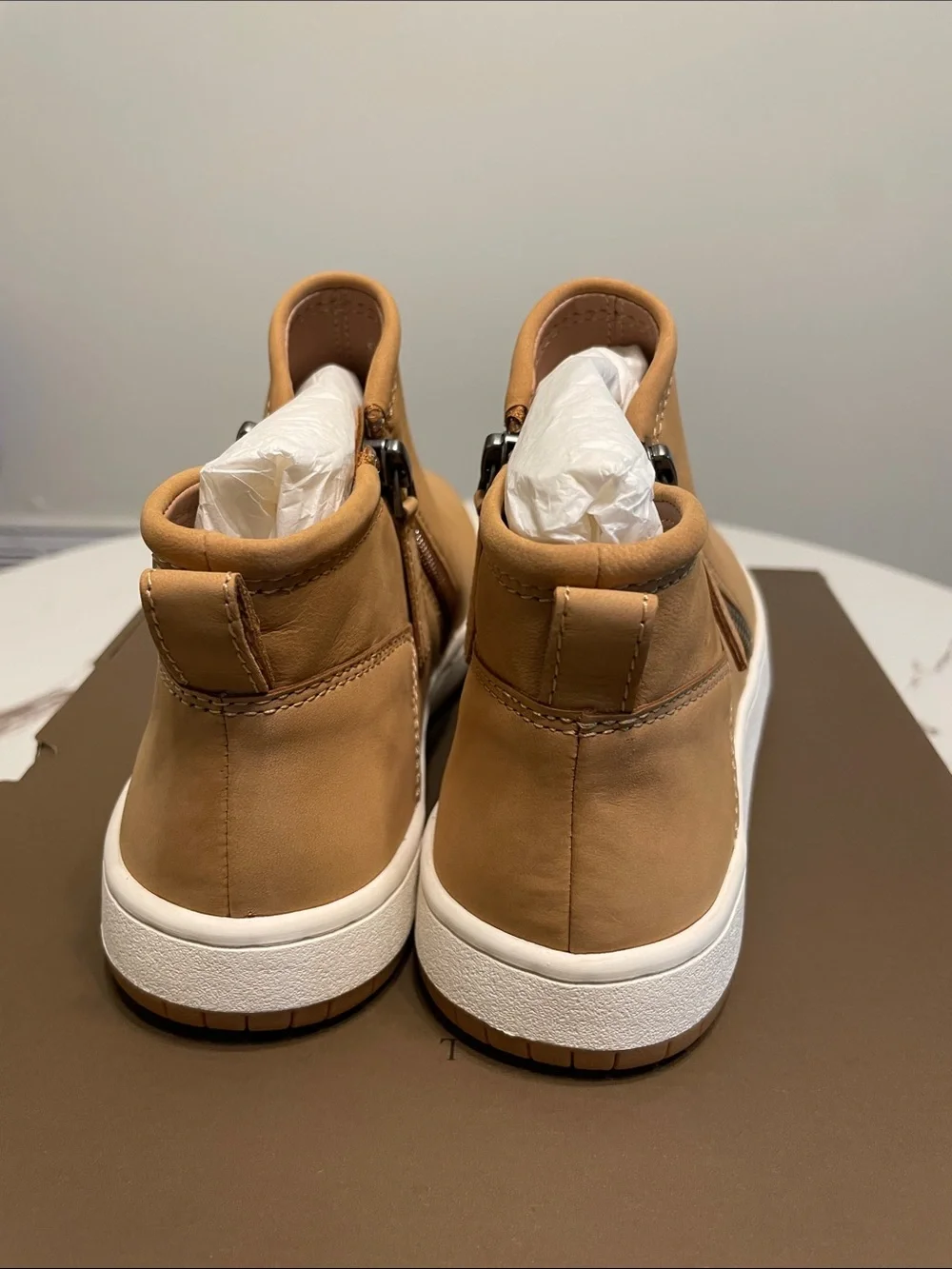 Paolo Glen Unisex Tan Chukka Boots with White Sole New in Box Sz 5M